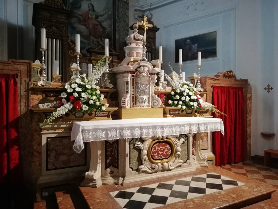 Allestimento Altare Violeciocche Fioreria Bruseghini Besenello Trento